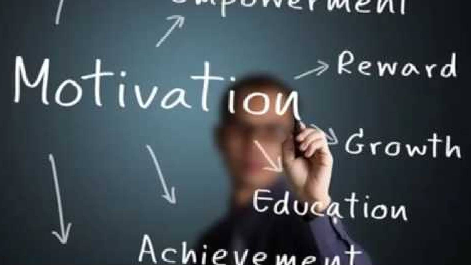 شخص يكتب على لوح افتراضي عبارة motivation و عبارات اخرى صادرة عنها بأسهم 