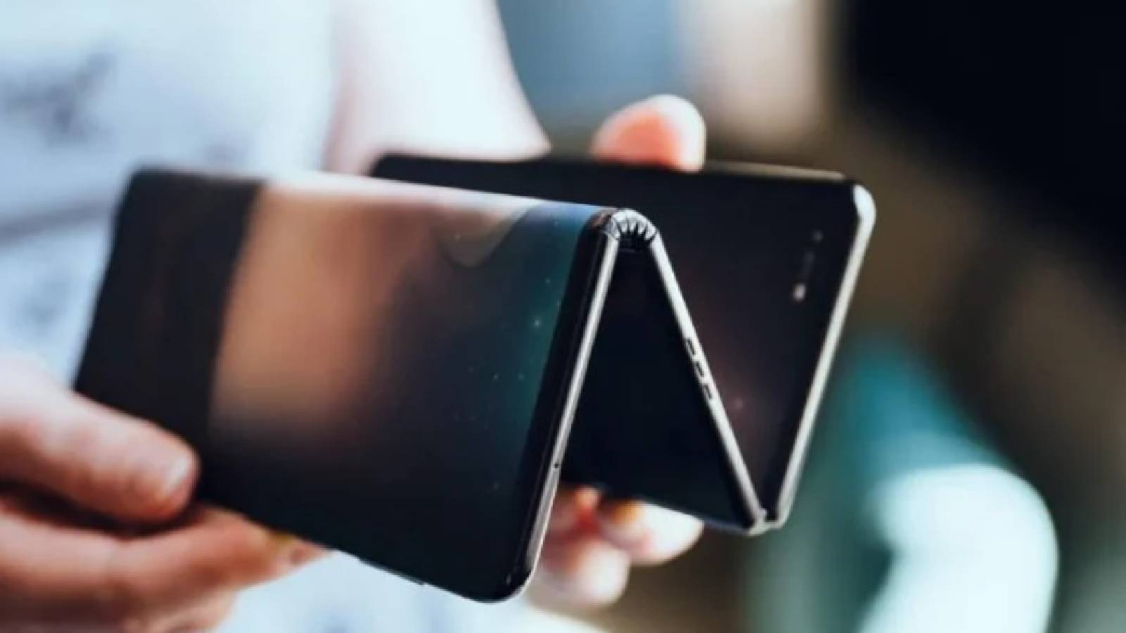 شخص يحمل بيديه جهاز هواوي القابل للطي الجديد 