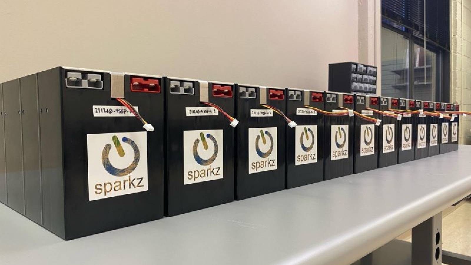 مجموعة من البطاريات لونها اسود موضوعة على طاولة 