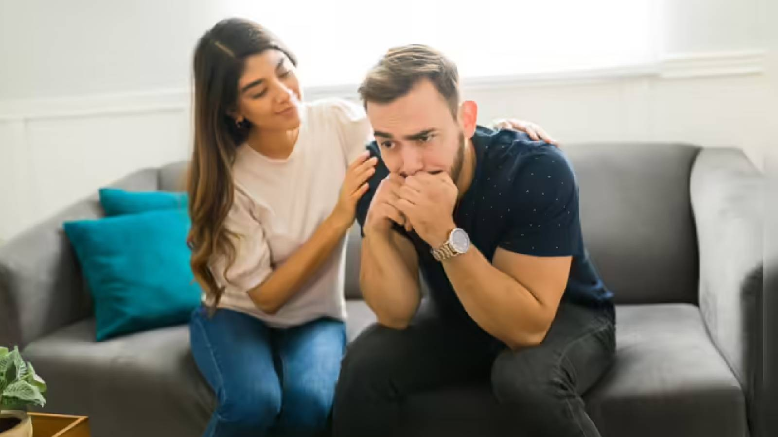 زوجة تواسي و تدعم زوجها الذي يعاني من انخفاض تقدير الذات 