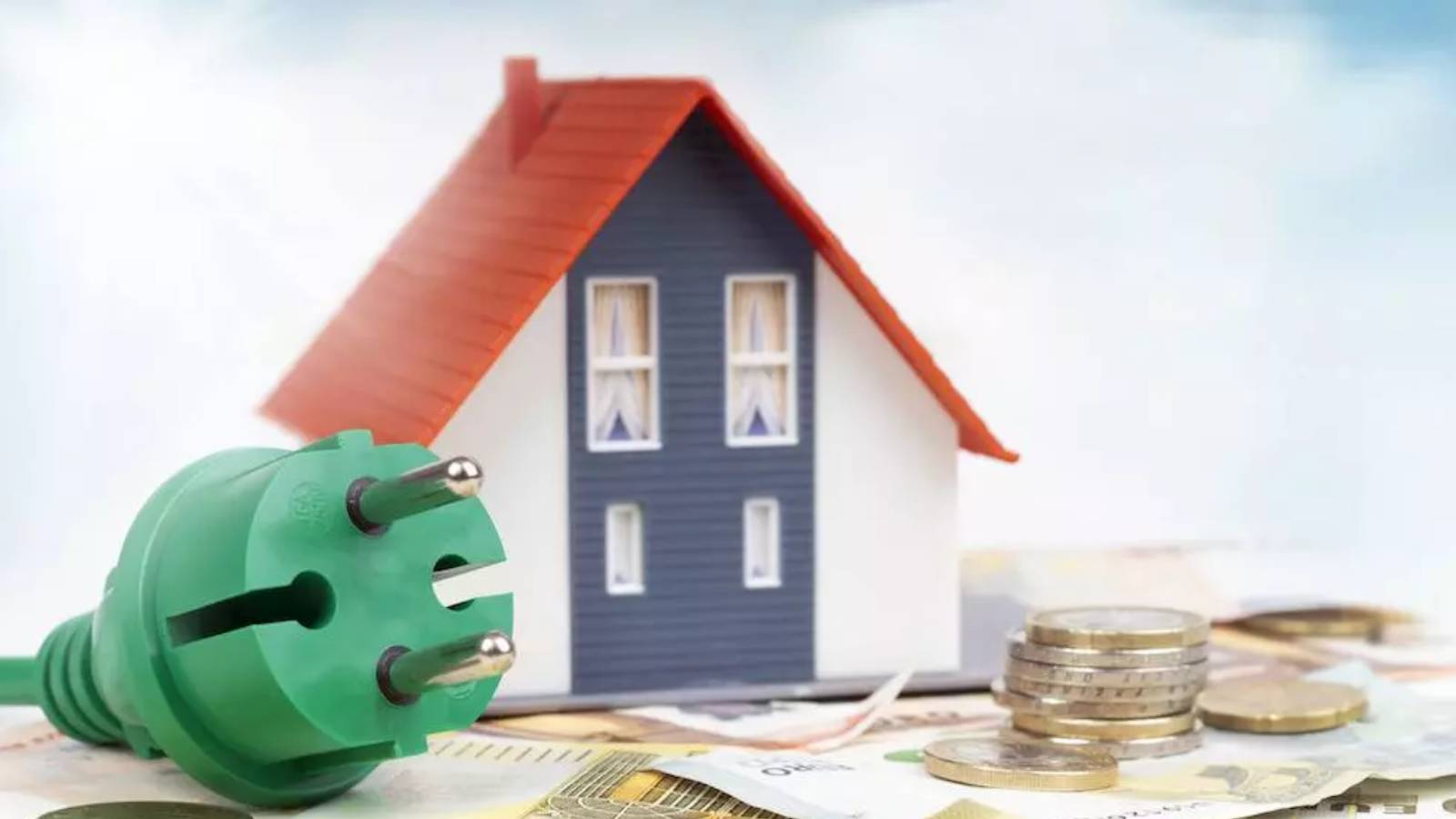 مجسم منزل وبجانبه مقبس للكهرباء و مجموعة من الفواتير و فوقهم بعض القطع النقدية 