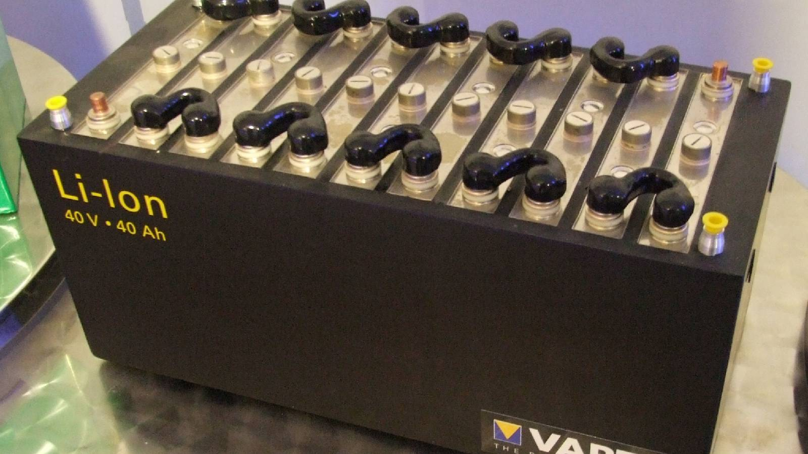 بطارية كبيرة لونها اسود