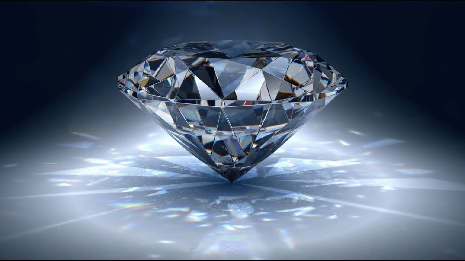 حجرة الماس مصقولة تنعكس منها اشعة النور بألوان رائعة و خلفها خلفية سوداء 