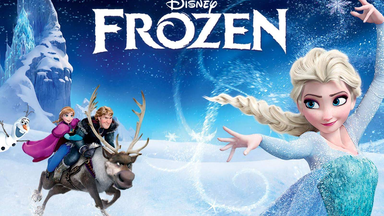 بطلة فيلم Frozen بشعرها الابيض تمد يدها مطلقة سحر وبجانب الصورة تظهر البطلة راكبة على غزال بقرون كبيرة يقوده شاب ورجل الثلح يمسك بردائها البنفسجي  و تظهر خلفها الجبال الثلجية البيضاء 