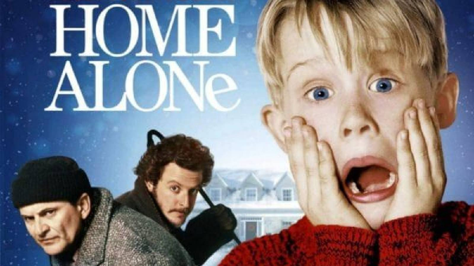 على خلفية زرقاء مكتوب عليها باللون الابيض Home Alone يظهر وجهه الطفل بطل الفيلم و هو خائف ويمسك وجهه بيديه ويظهر بجانبه صورة اللصين فاتحا فمهه 