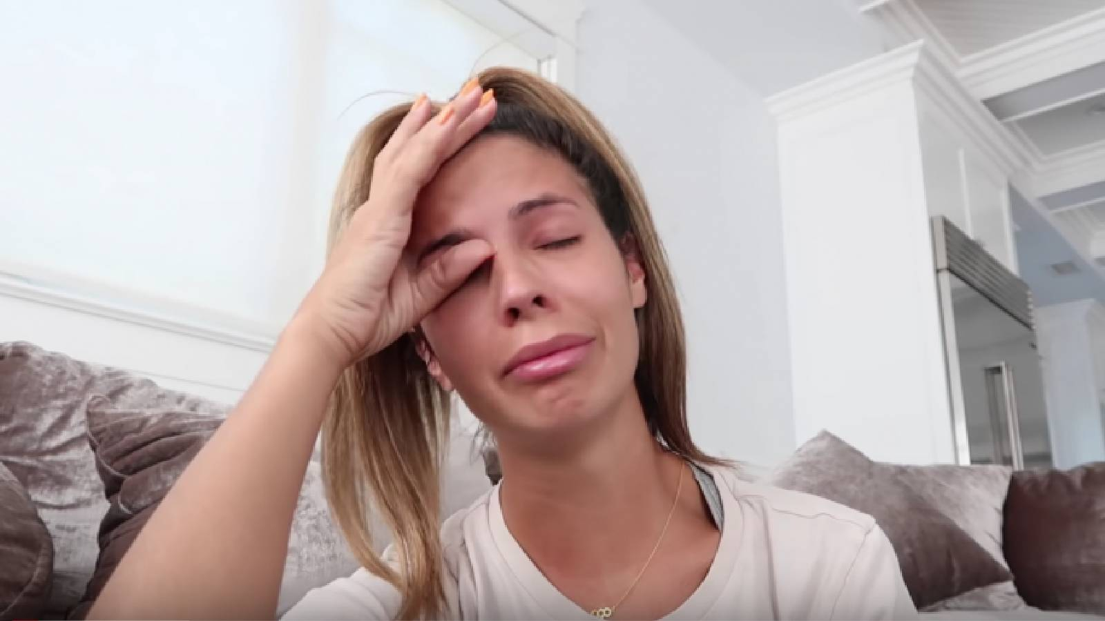 فتاة تضع يدها على عينها اليمنى وهي تدعي البكاء في اعتذار مزيف 