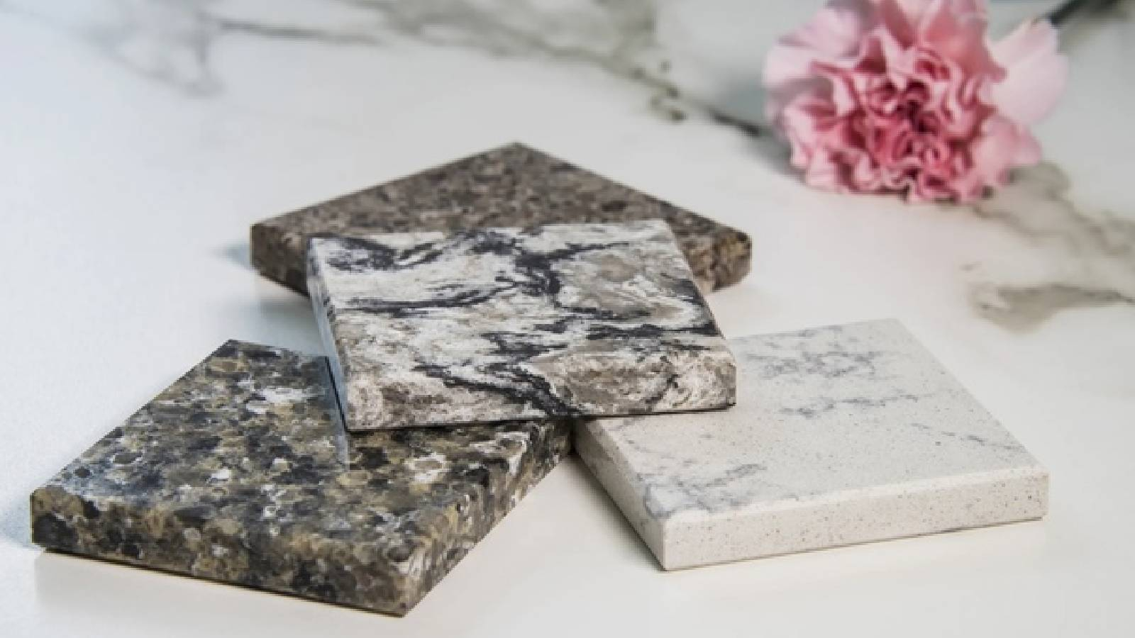 على ارضية من الرخام يوجد اربع قطع مربعة  لانواع مختلفة من الرخام وفي الزاوية العليا يوجد زهرة قرنفل زهرية اللون 