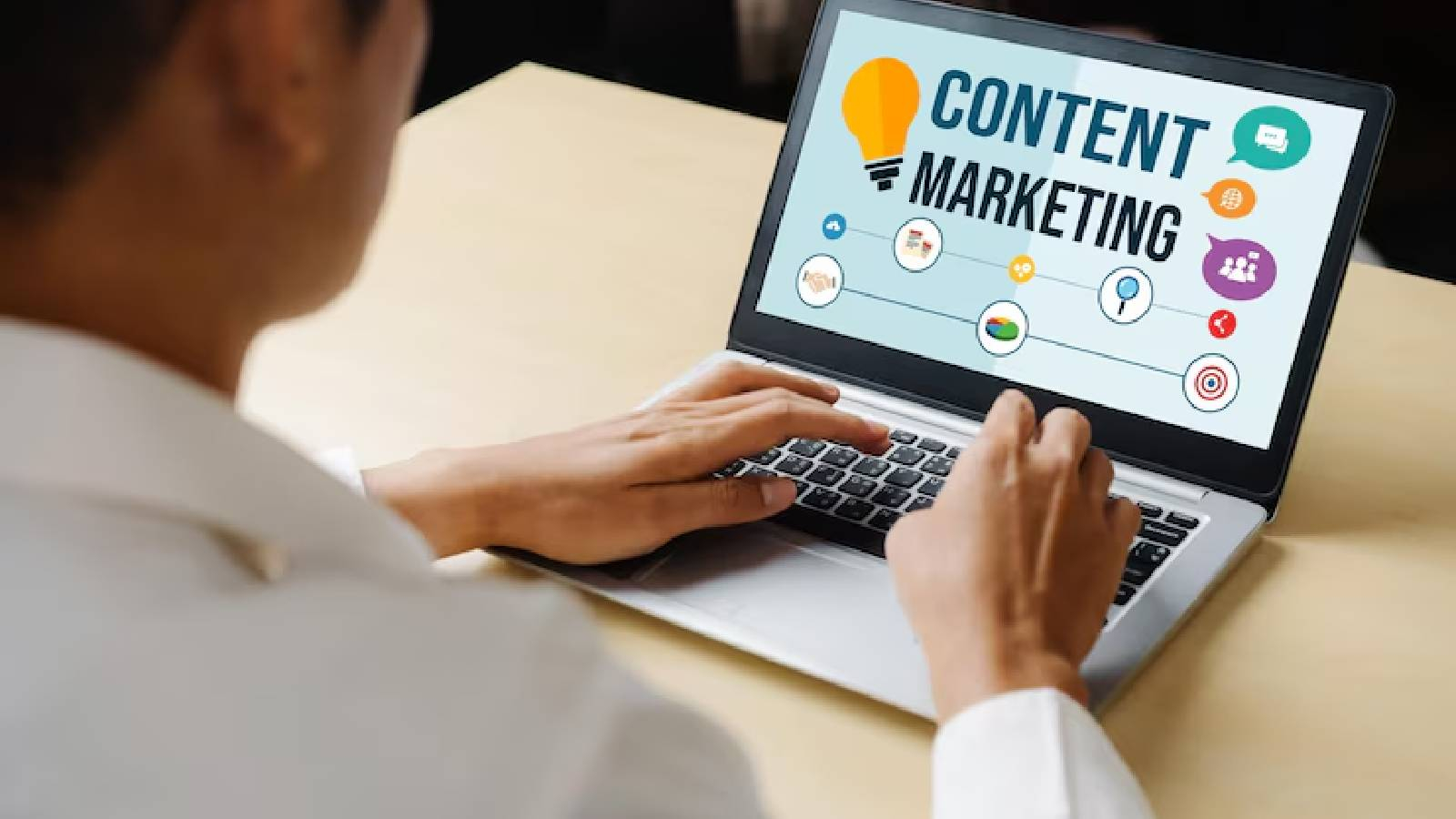 شخص يستعمل لابتوب تظهر على شاشته عبارة التسويق بالمحتوى CONTENT MARKETING