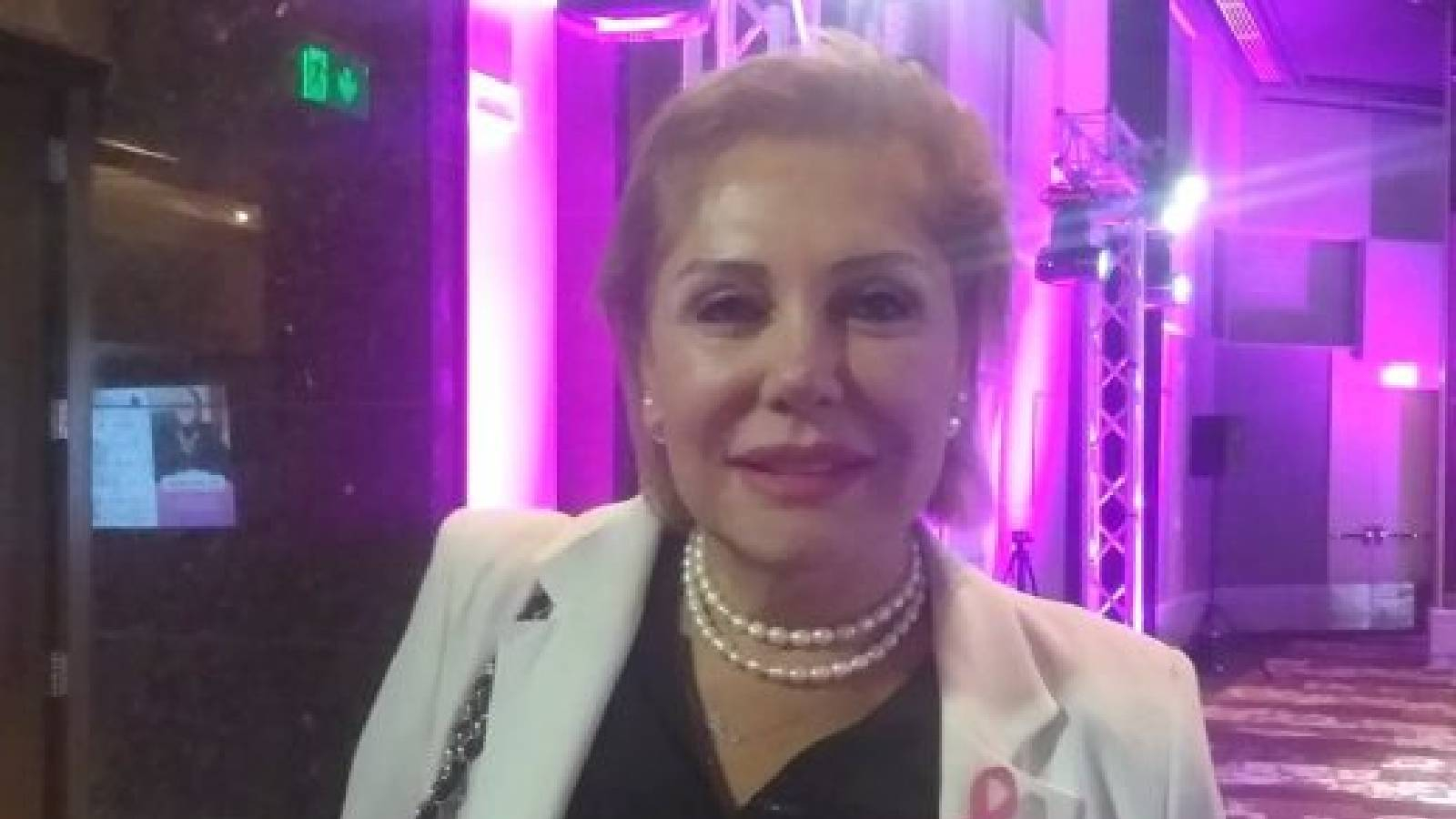 د ميان وهي ترتدي جاكيت بيضاء 