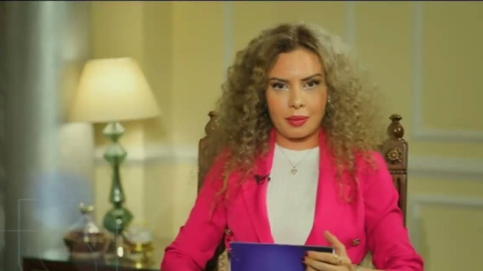 ميان مذيعة تقدم برنامج 