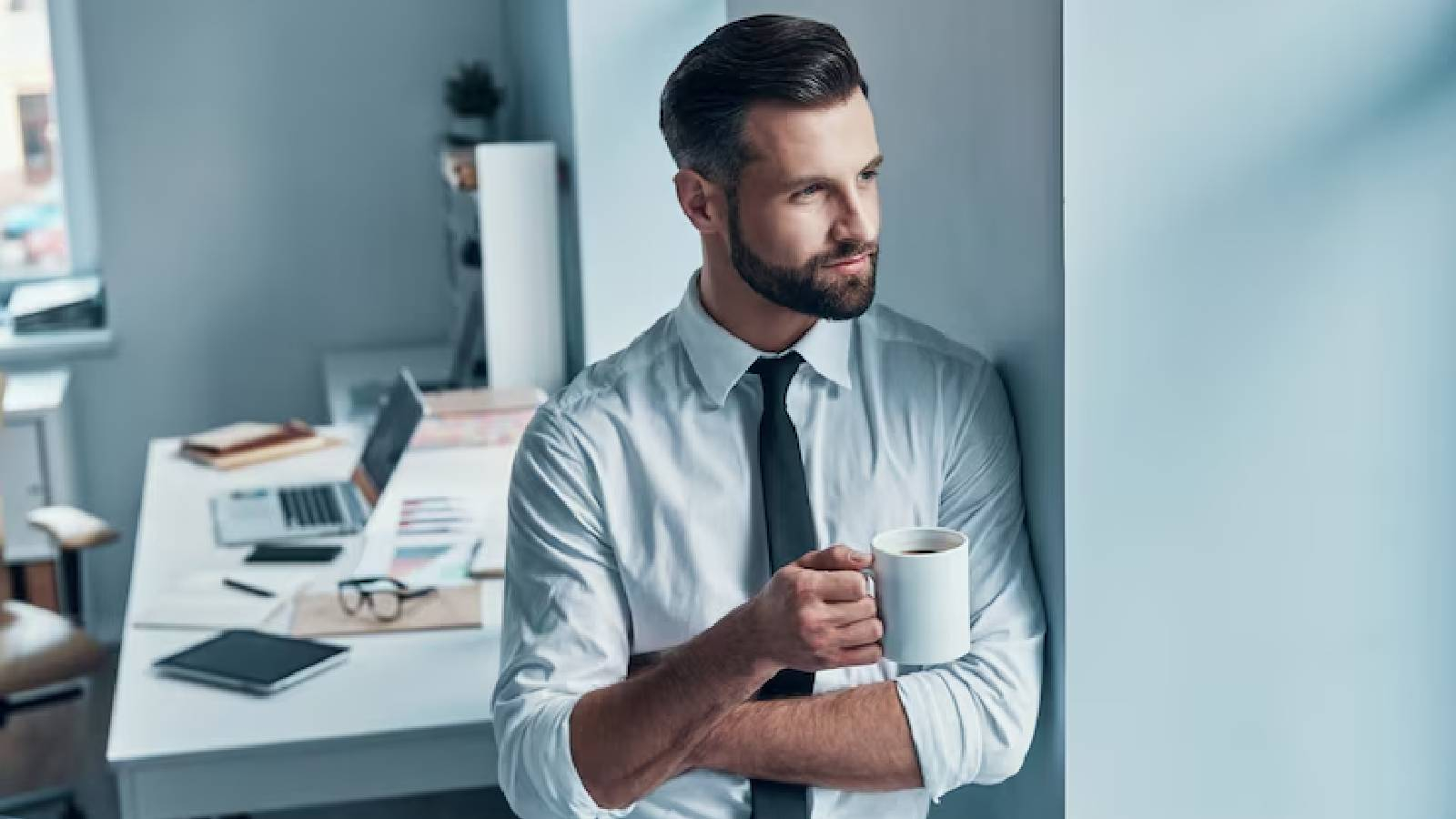 شخص يتناول فنجان شاي في فترة استراحة من تحمل مسؤوليات العمل 