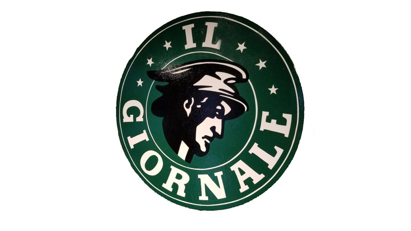 شعار إل جورنيالي على Il Giornale خلفية بيضاء يوجد في المنتصف دائرة خضراء في وسطها صورة رجل يضع قبعة ووكتبتب خولها عبارة 