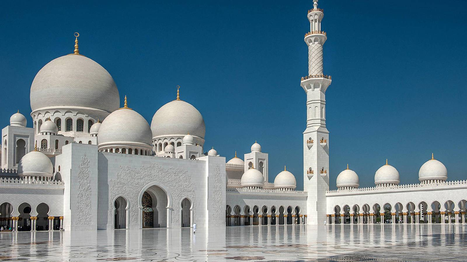 مسجد قباء بقببه المختلفة الاحجام و مآذنة العالية و يوجد ثلاث ابواب لدخول المسجد وامامه ساحة كبيرة 