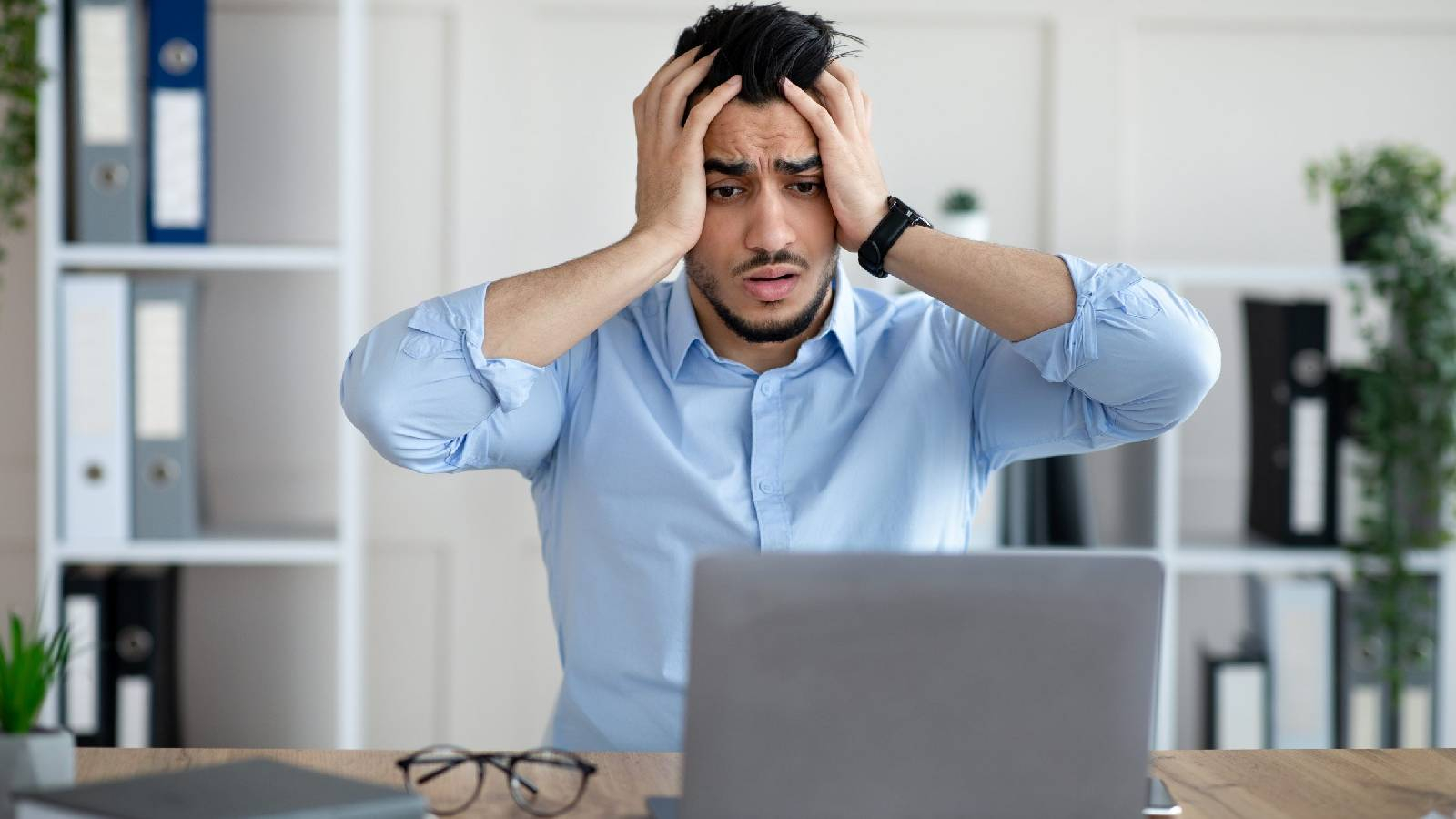 شخص يقترف الاخطاء نتيجة التسرع وتأثير الدوبامين 