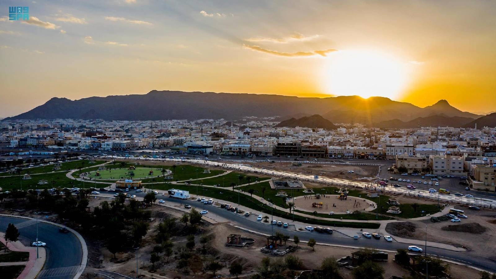 حديقة الملك فهد المركزية وتظهر أماكن ترفيهية للعائلات والزوار بمساحات خضراء واسعة وجلسات ممتعة.