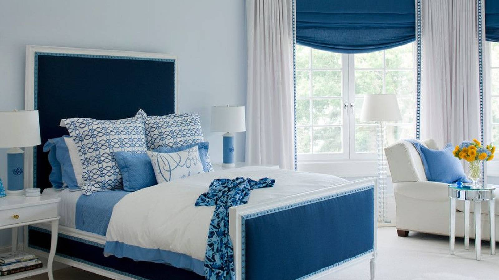 غرفة نوم يطغى عليها اللون الازرق واللون الابيض 