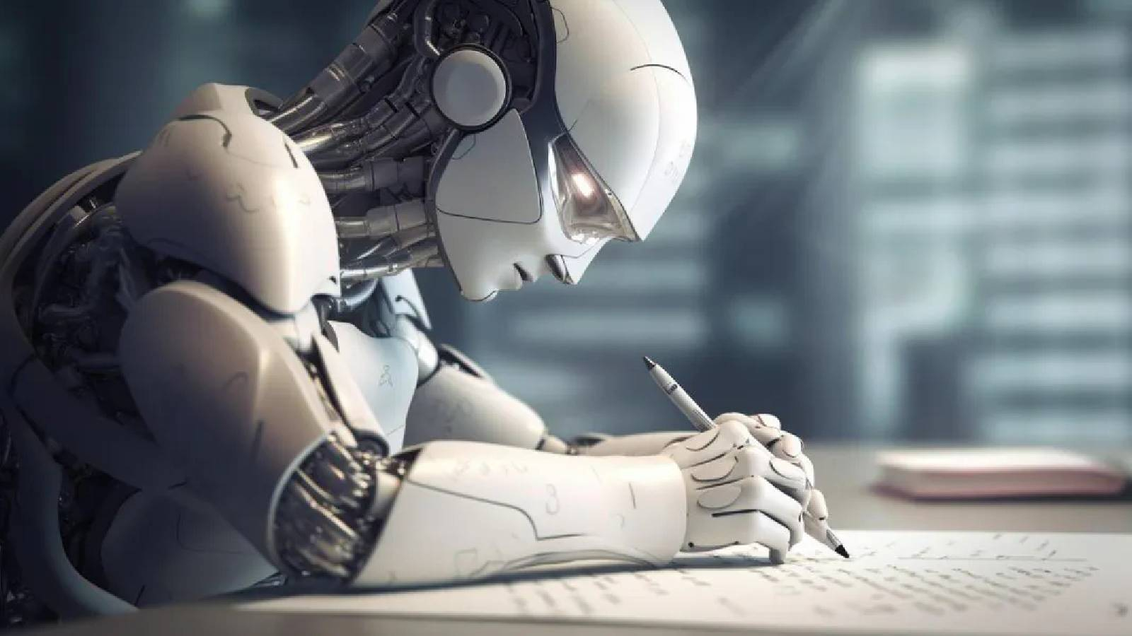 رجل آلي يجلس إلى طاولة ويكتب محتوى 
