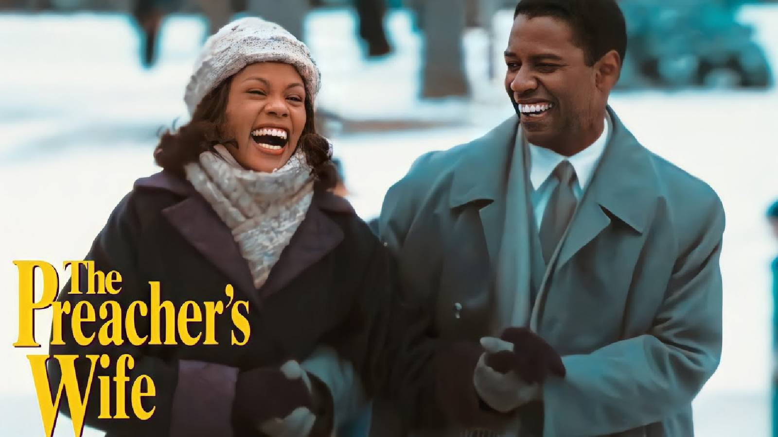 صورة الممثلة ويتني هيوستن بطلة الفيلم مع البطل دينزيل واشينغتون وهما يضحكان اثناء سيرهما في الشاوارع المغطاة بالثلوج 