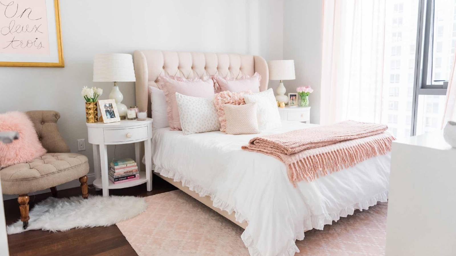 غرفة نوم يطغى عليها اللون الوردي  والابيض