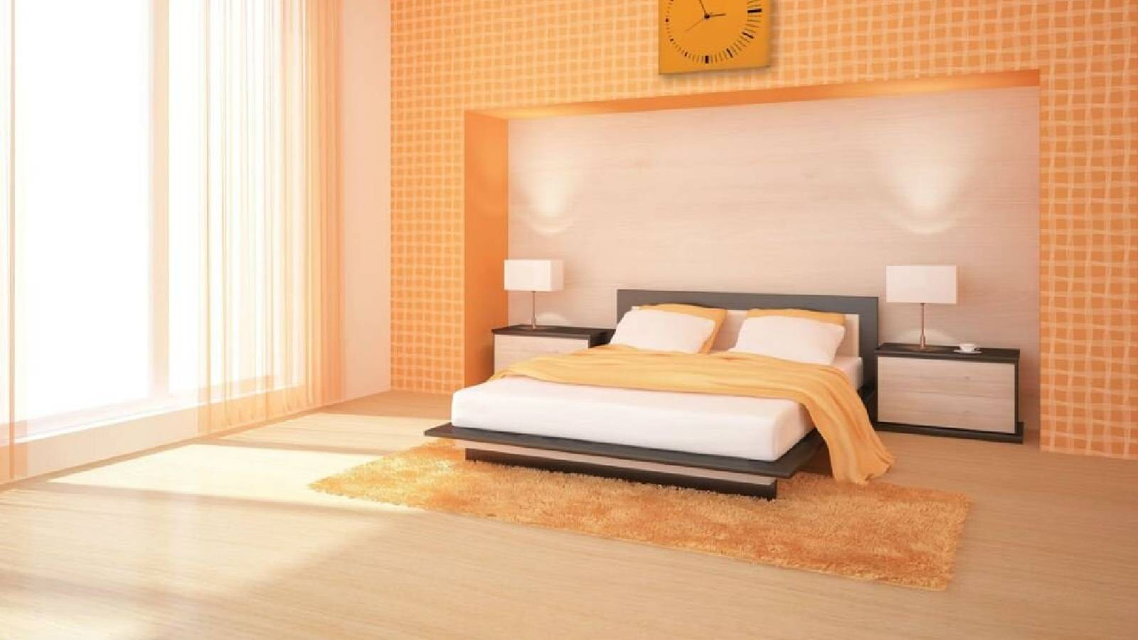 غرفة نوم يطغى عليها اللون البرتقالي مع ستائر شفافة 