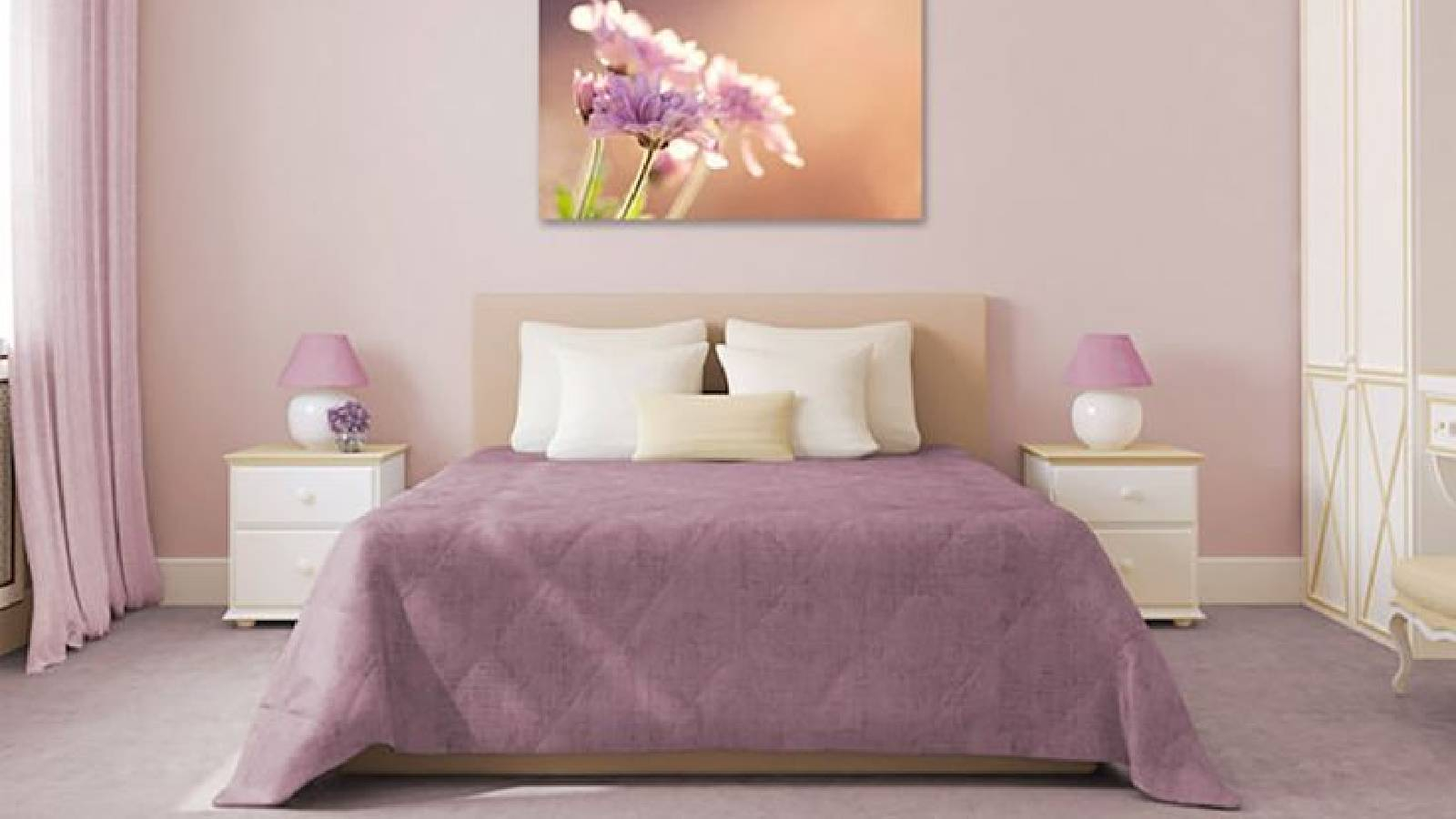 غرفة نوم يطغلى عليها اللون الليليكي مع لوحة على الحائط لزهور ليليكة 