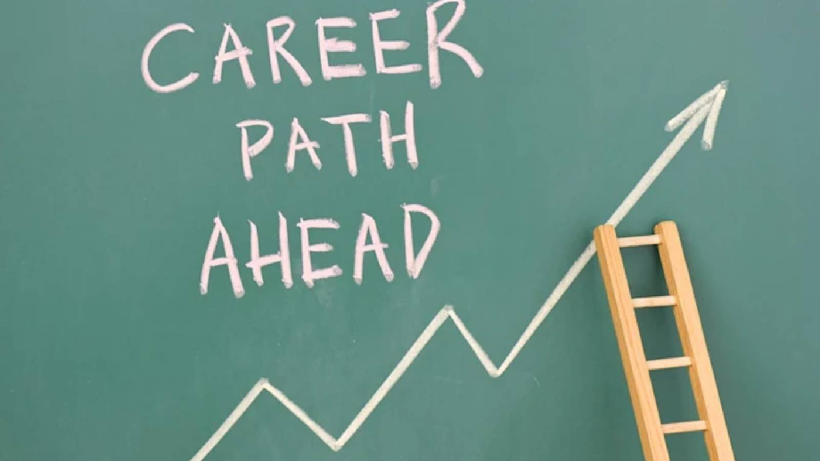 على حائط باللون الاخضر تظهر عبارة CAREER PATH AHEAD وسهم متعرج صاعد يستند الىه سلم خشبي 