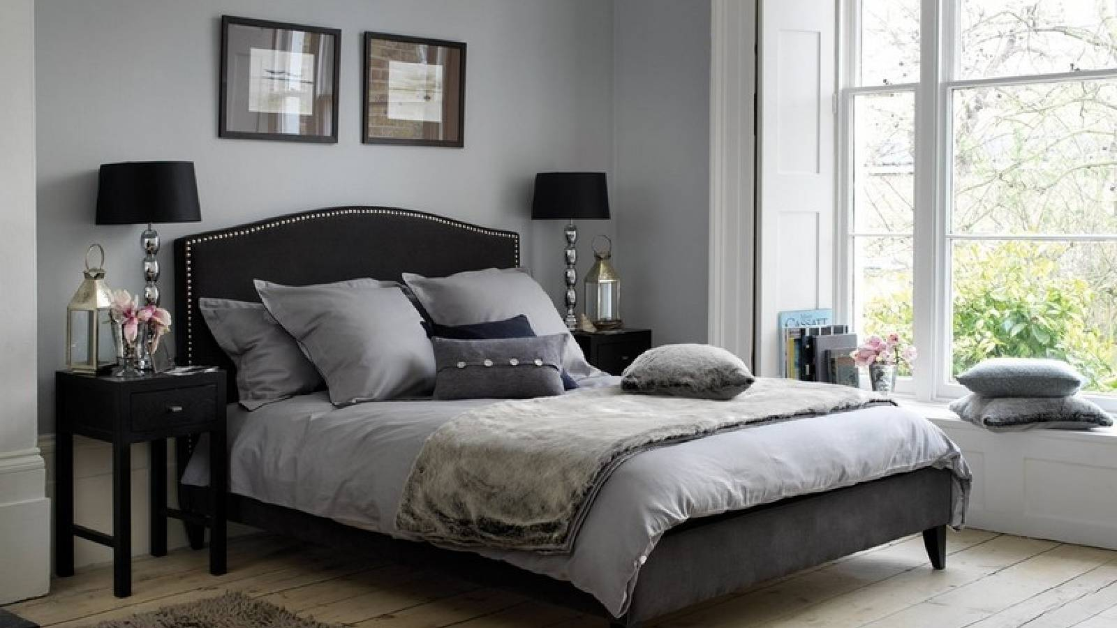 غرفة نوم يطغلى عليها اللون الرمادي الغامق