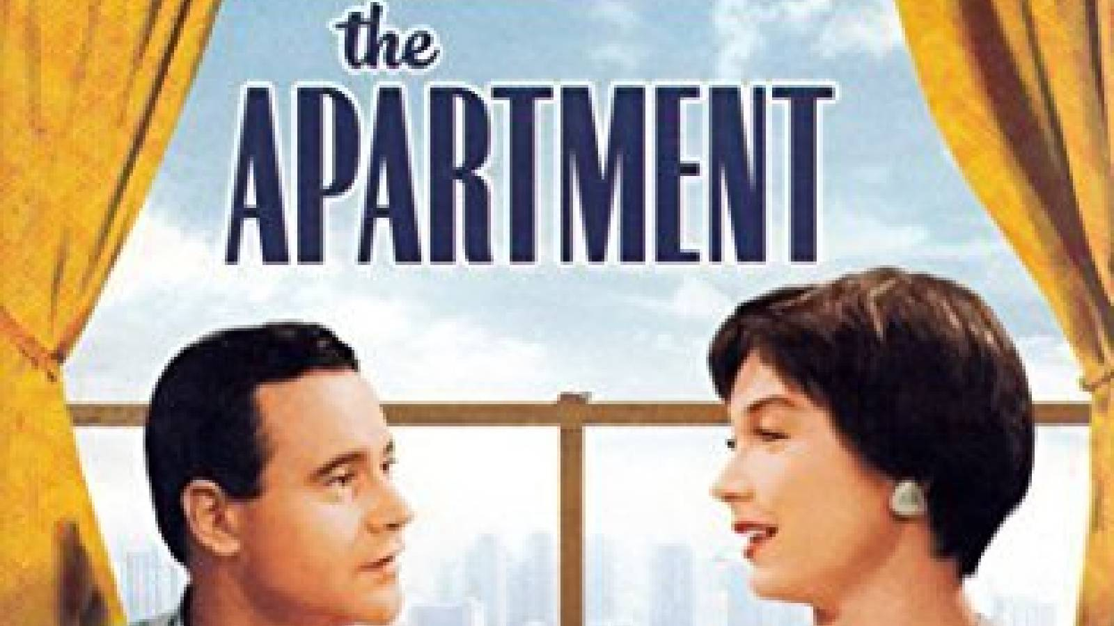 يظهر رأس إمرأة و رجل و خلفهم نافذ بستائر صفراء مطلة على السماء الزرقاء 