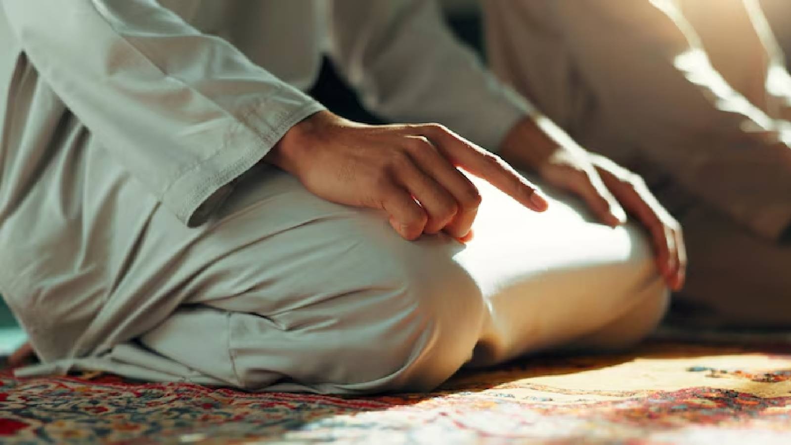 شخص راكع بخشوع يصلي 