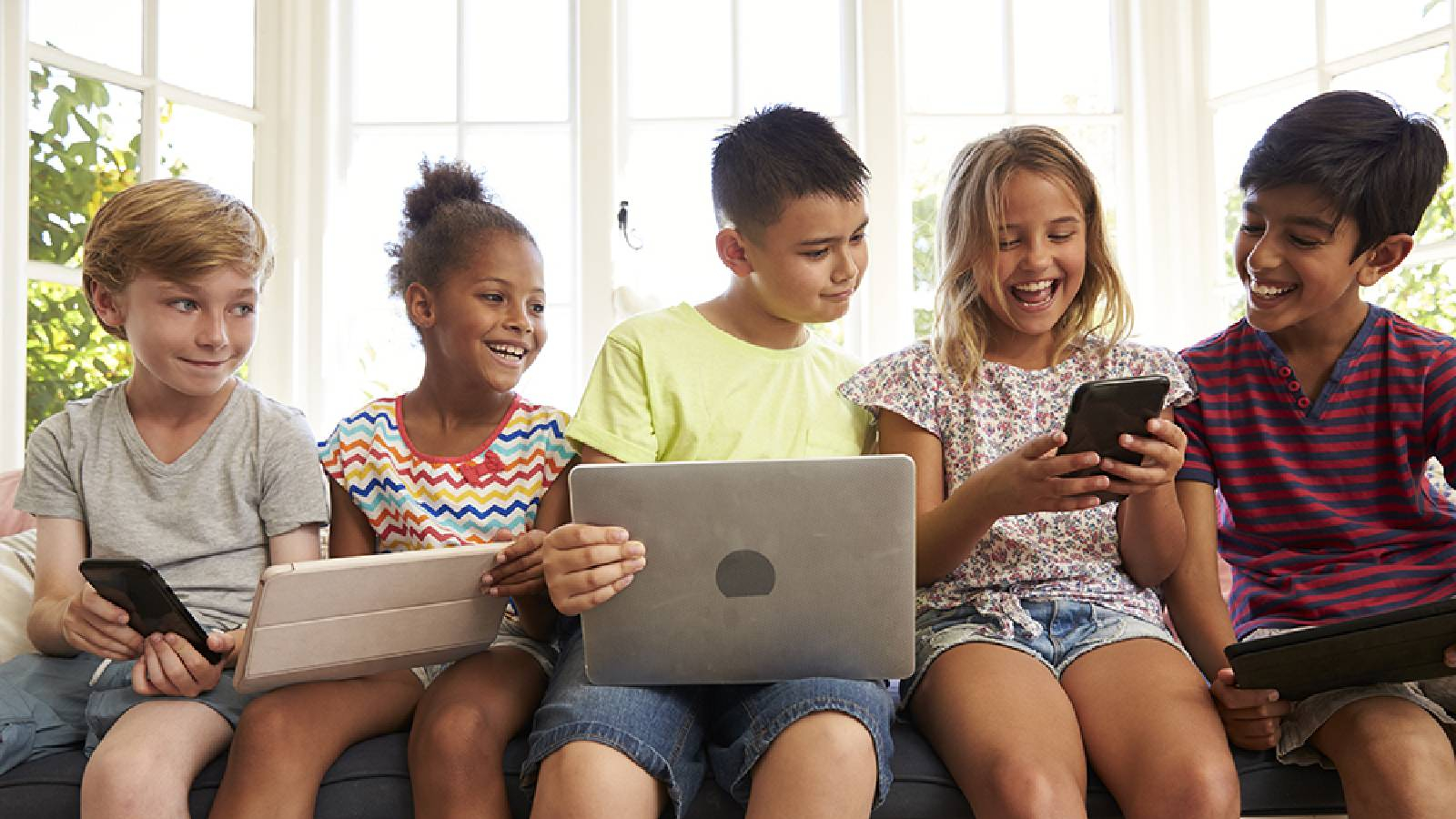 أطفال يقضون وقتهم باستخدام التكنولوجيا