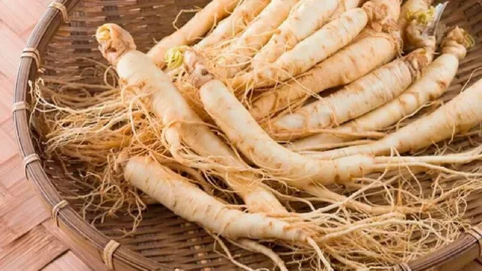 على طبق مصنوع من القش يوجد مجموعة من جذور الجينسنغ 