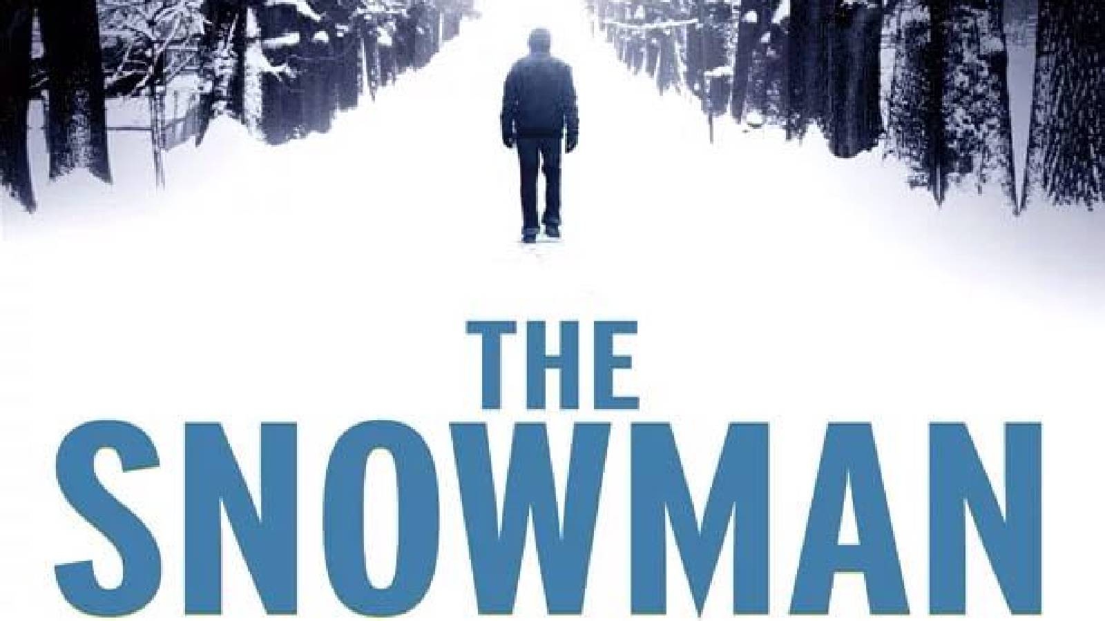 يظهر في الصورة طريق مغطى بالثلوج على طرفي الطريق غابات كثيفة ويوجد رجل يمشى على الطريق  وفي اسفل الصورة مكتوب اسم الفيلم باللون الازرق 