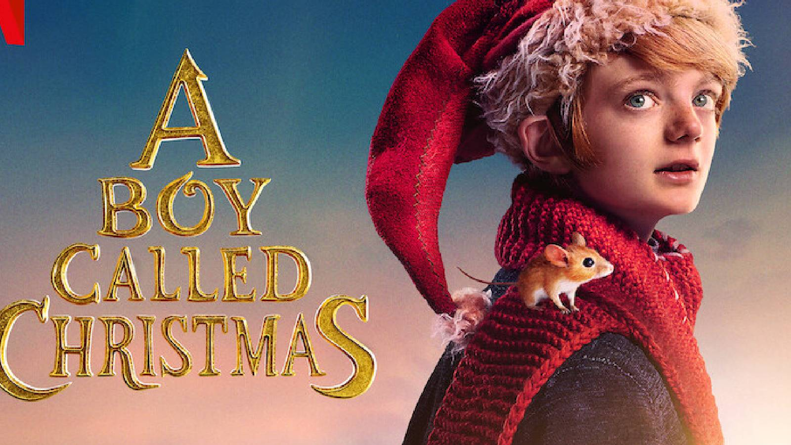 ر في الصورة طفل يرتدي زي بابا نويل و يضع قبعة حمراء و يضع لفحة حمراء من الصوف وعلى كتفه فارة و خلفة مكتوب اسم الفيم باللون الذهبي