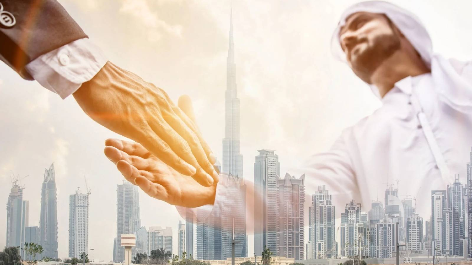 على خلفية تظهر فيها ابنية شاهقة و ابراج عالية يطهر رجل اعمال خليجي يصافح شخص آخر للاتفاق على مشاريع جديده