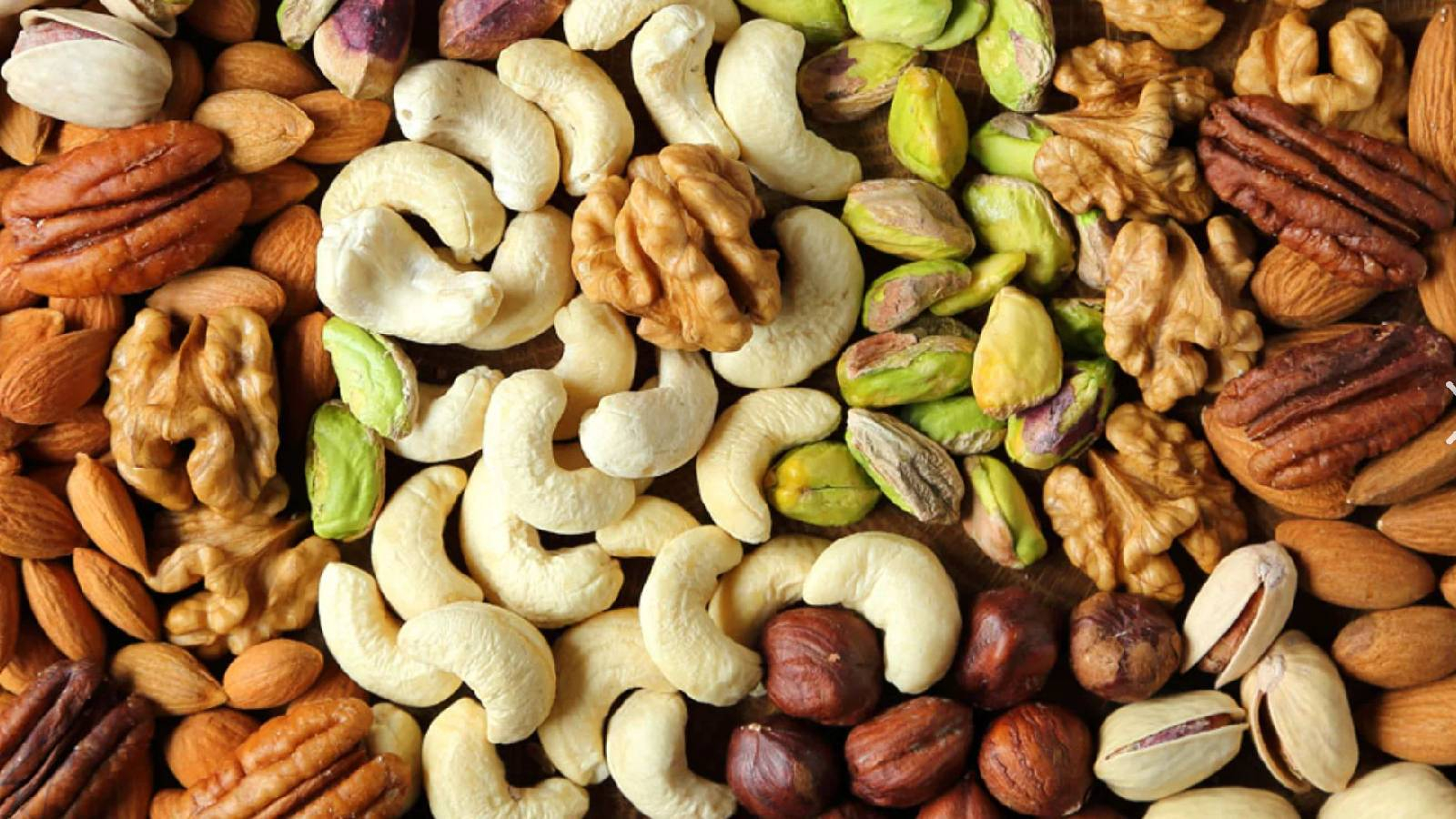 مجموعة متنوعة من المكسرات كالجوز والكاجو واللوز والفستق الحلبي وغيرها 