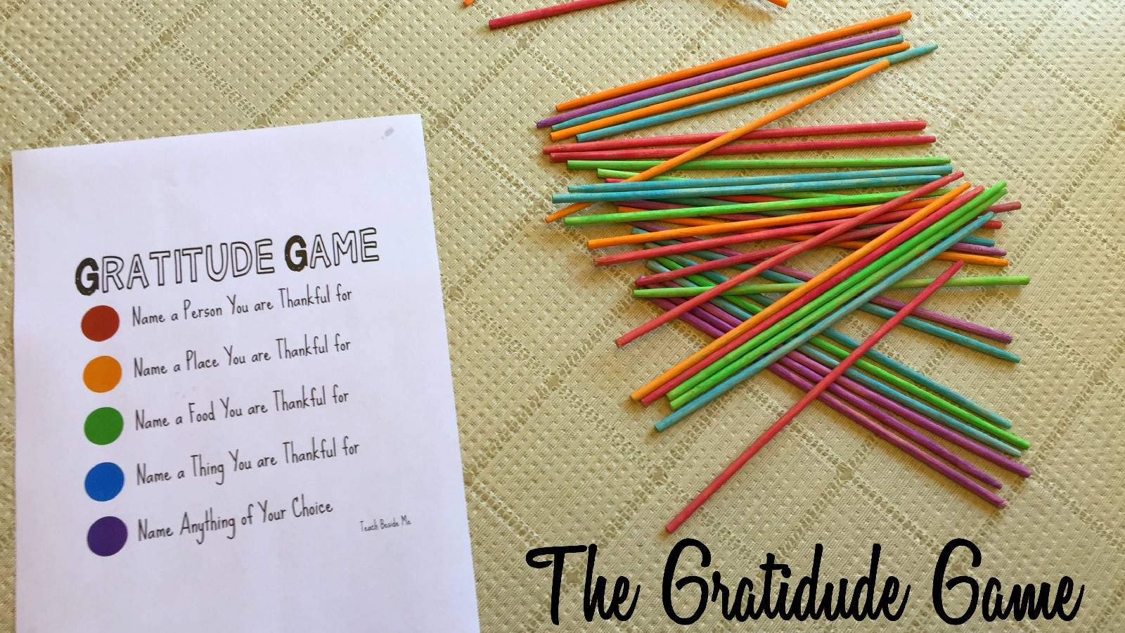 مجموعة من العصى الملونة بجانبها قائمة بيضاء مكتوب عليها رمز كل لون من العصي 