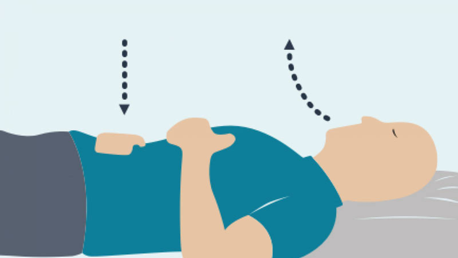 رسم لشخص مستلقي يضع يده الاولى على صدره واليد الثانية على بطنه ويظهر سهمان بخطوط متقطعة تظهر عملية التنفس 