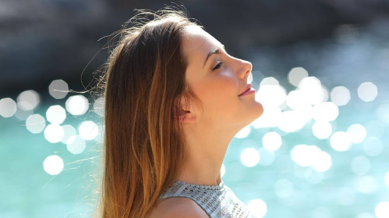 صورة فتاة رافعة راسها مغلقة فمها وتتنفس من انفها  