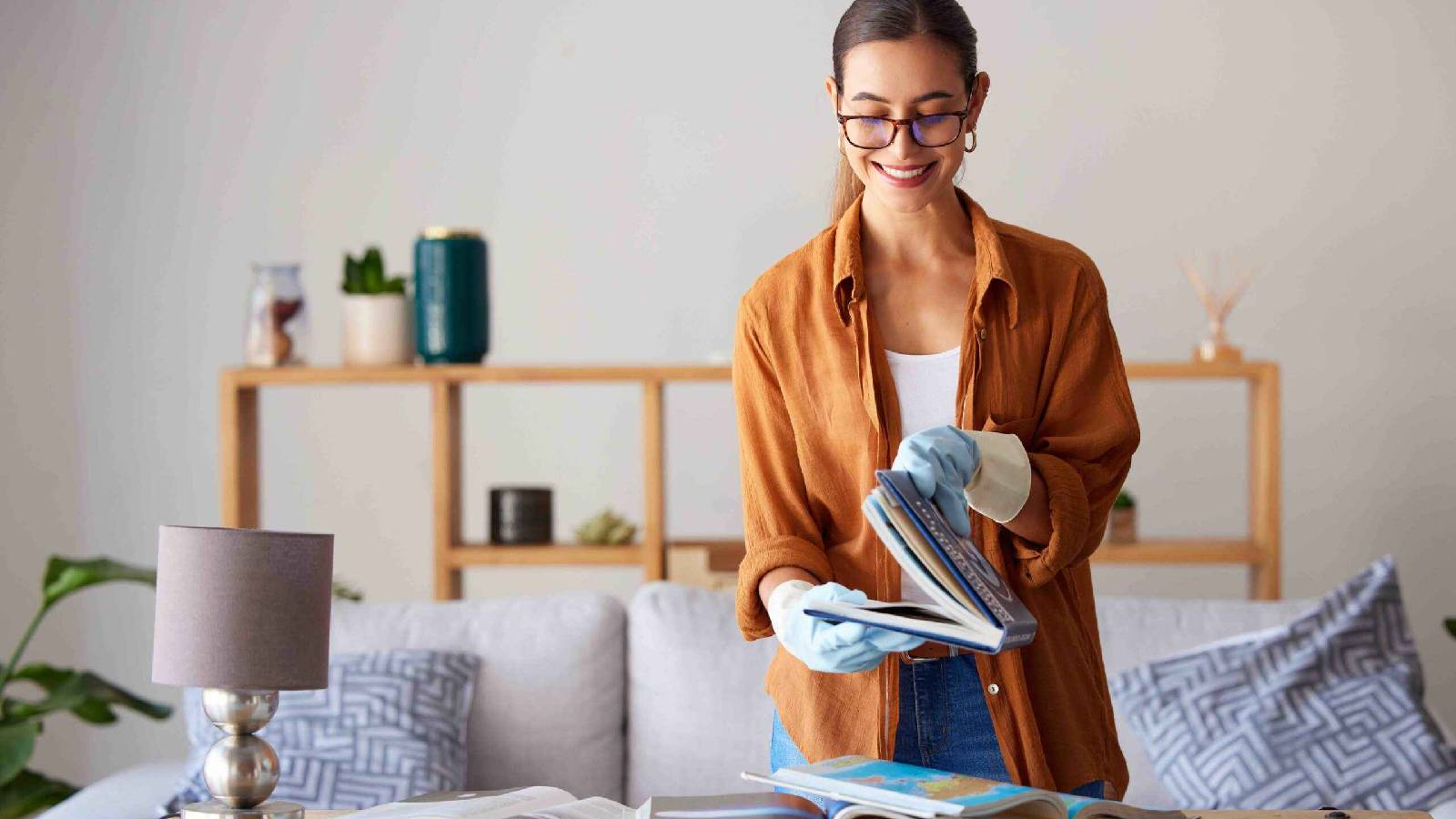 سيدة ترتب كتبها في غرفة الصالون في منزلها 