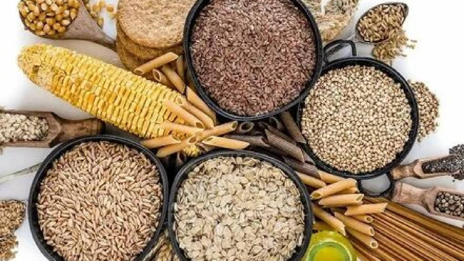 عدة اطباق تحوي حبوب كاملة 