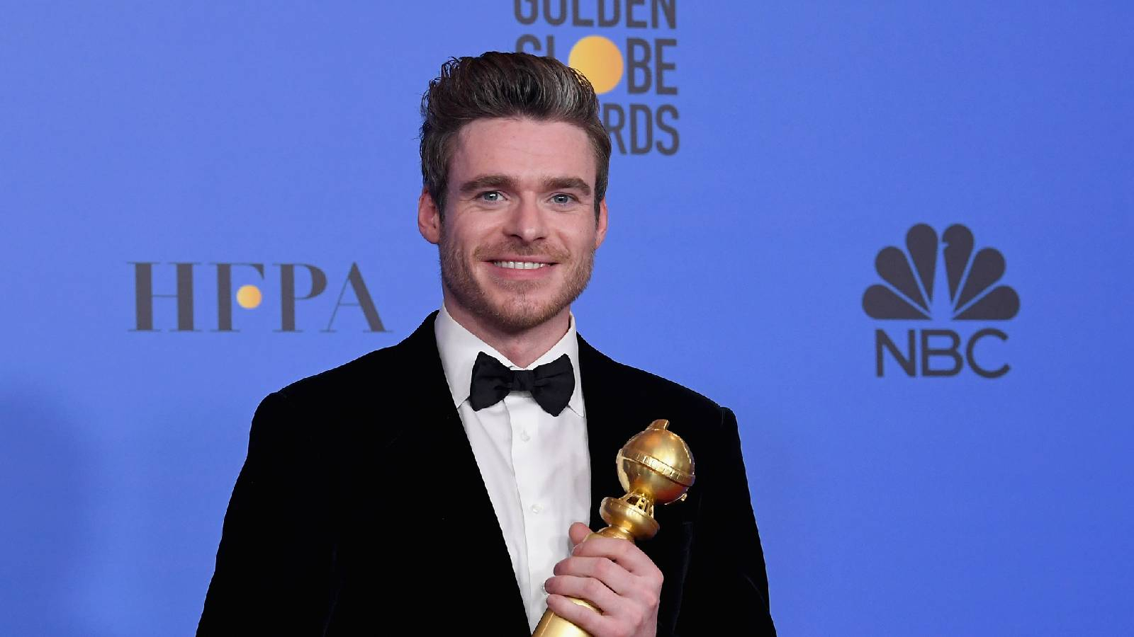 الممثل ريتشارد مادن وهو يحمل جائزة غولدن غلوب