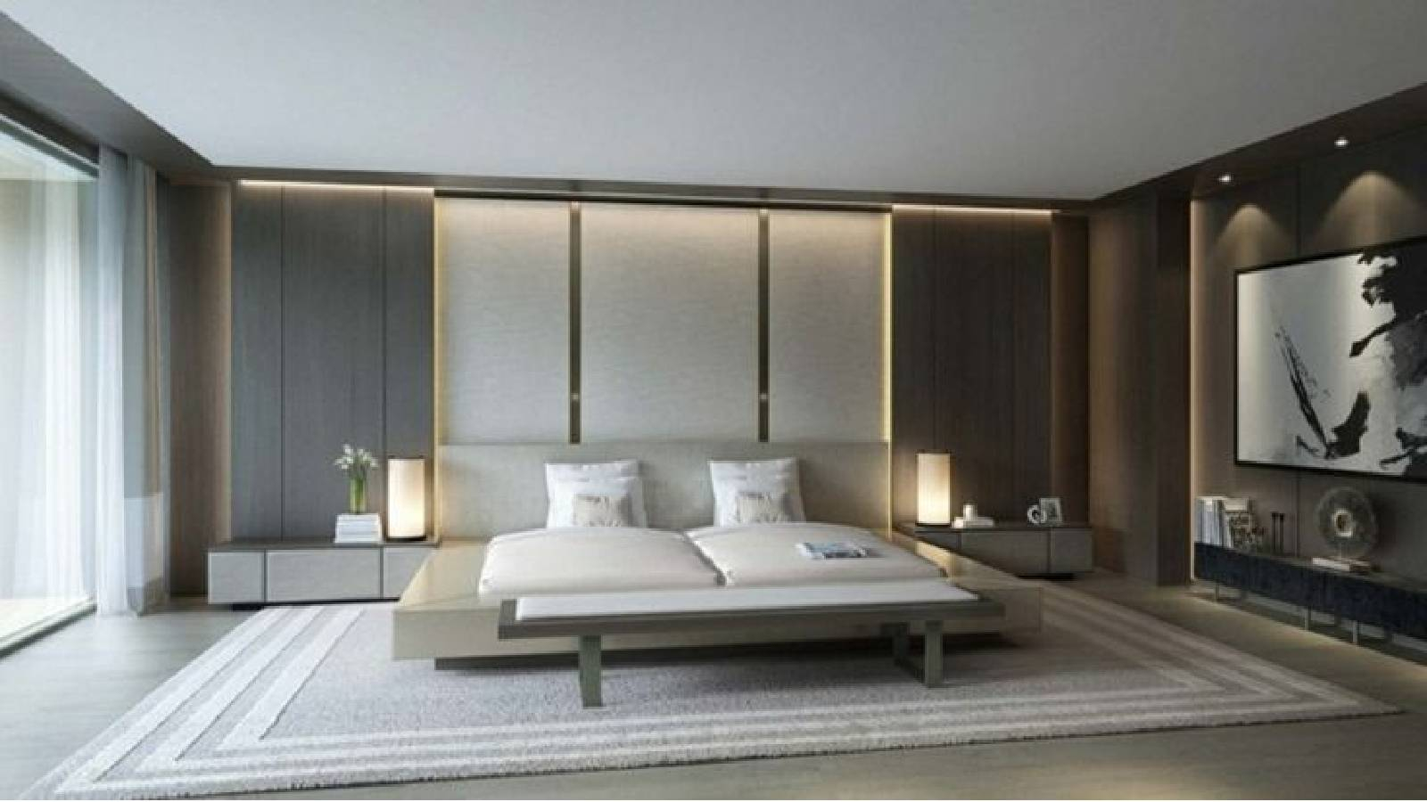 غرفة نوم معاصرة باللون الرمادي و البني  تحوي سرير عريض وبسيط بدون زخارف و على جانبيه إضاءة خفيفة و يوجد نافذه كبيرة في الجهة اليسرى من الصورة و مقعد بسيط بدون مسند ظهر امام السرير وا