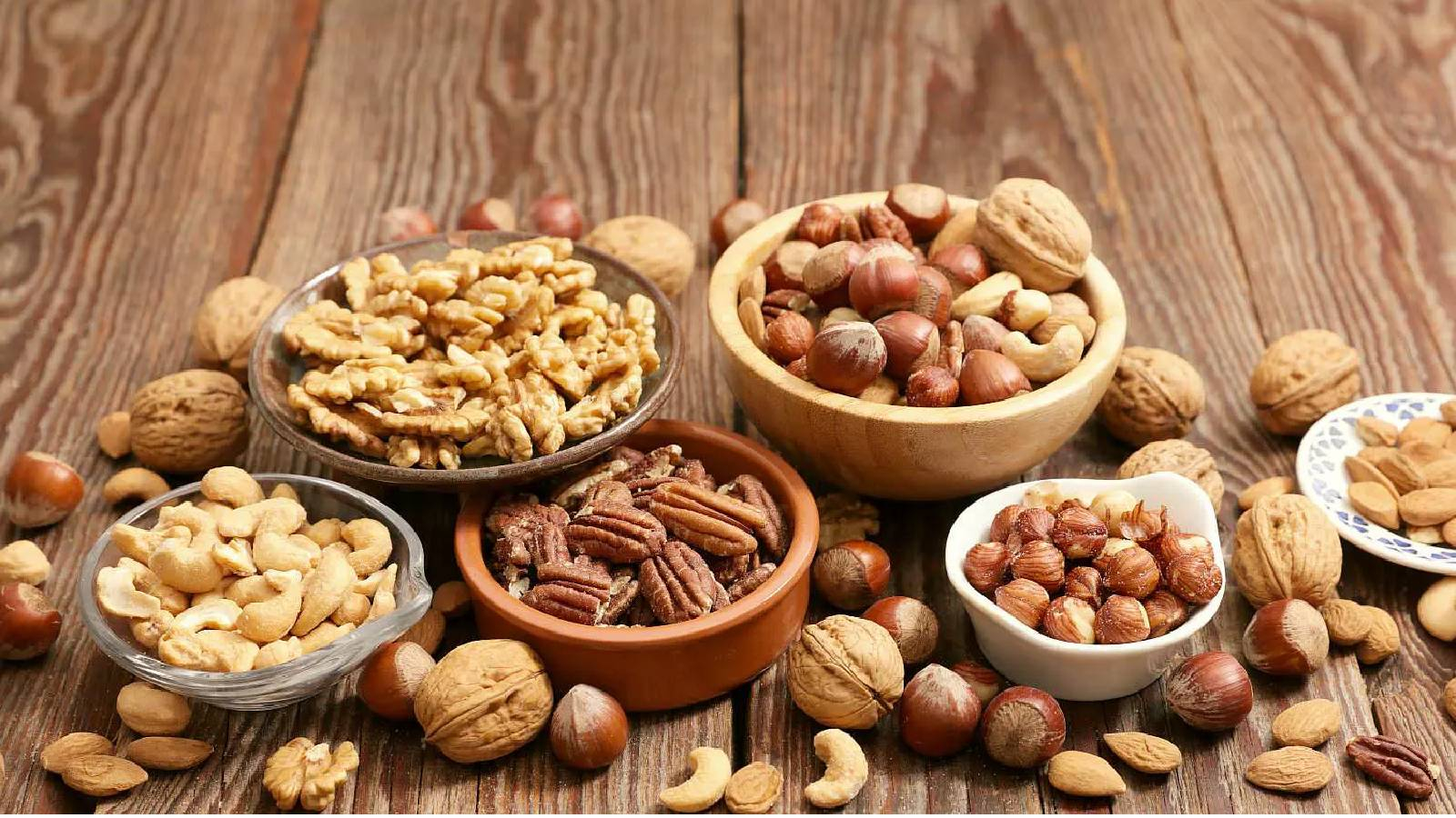 عدة اطباق تحوي انواع مختلفة من المكسرات مثل الجوز والبندق والكاجو وغيرها  