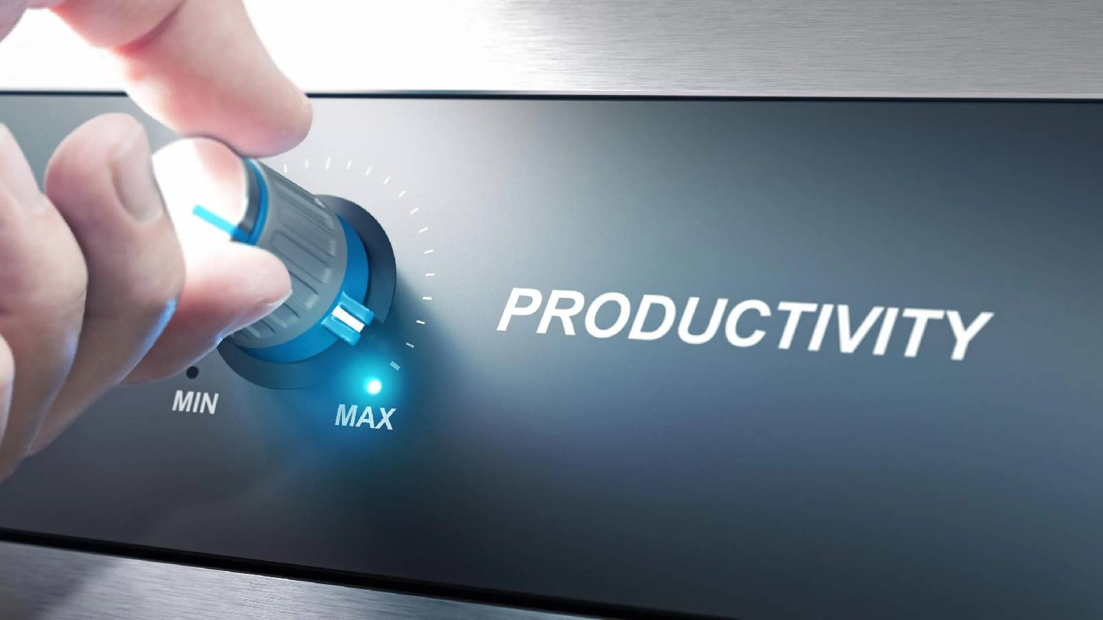 يد تمسك بمفتاح مستوى و عبارة productivity