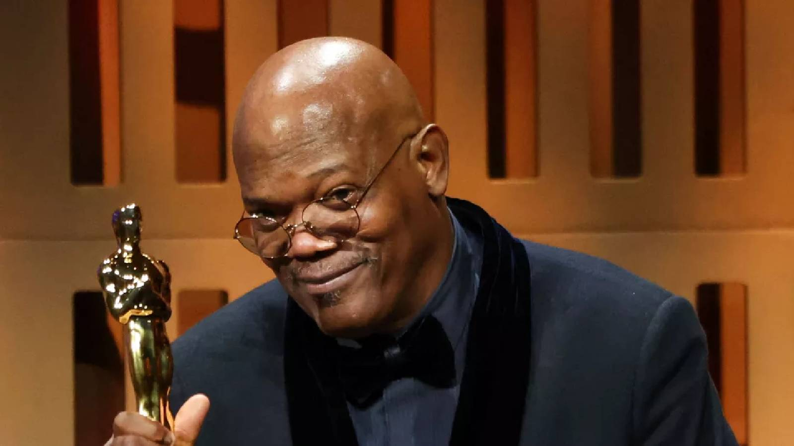 الممثل صامويل جاكسون وهو يحمل جائزة أوسكار 