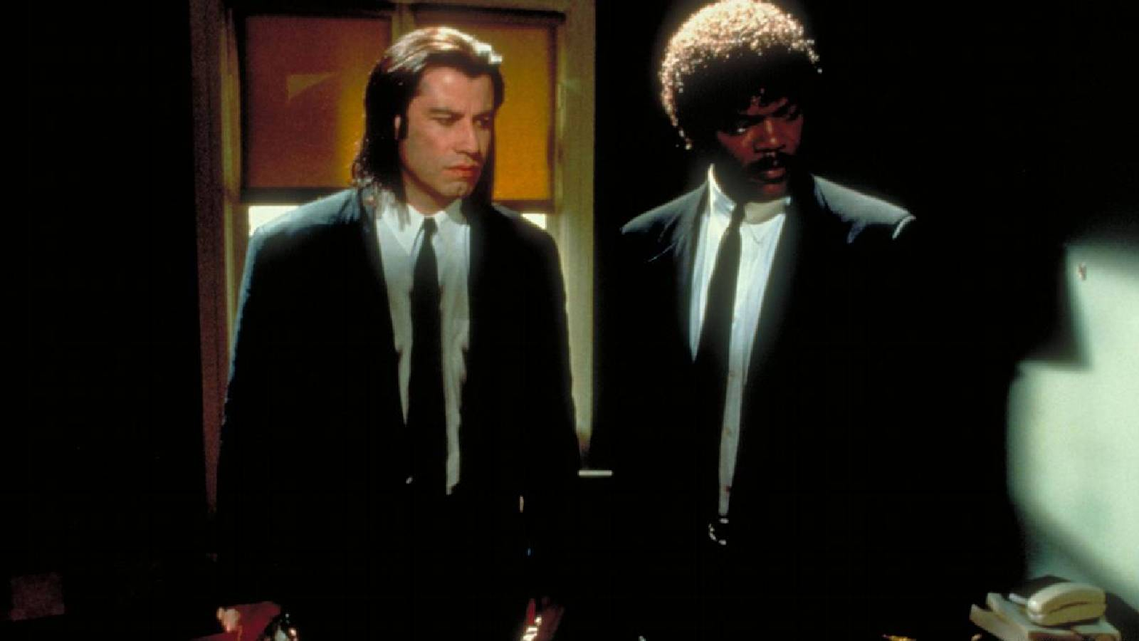 الممثل صامويل جاكسون مع الممثل جون ترافولتا ابطال فيلم خيال رخيص