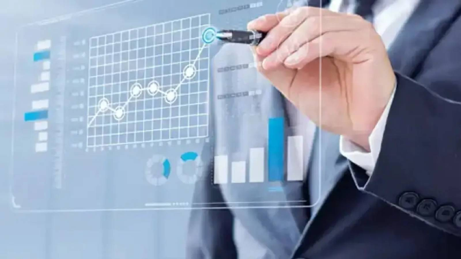شخص يرتدي بدلة ممسك بقلم ويشير به على شاشة شفافة  ويظهر تحليل استراتيجي للاستثمارات 
