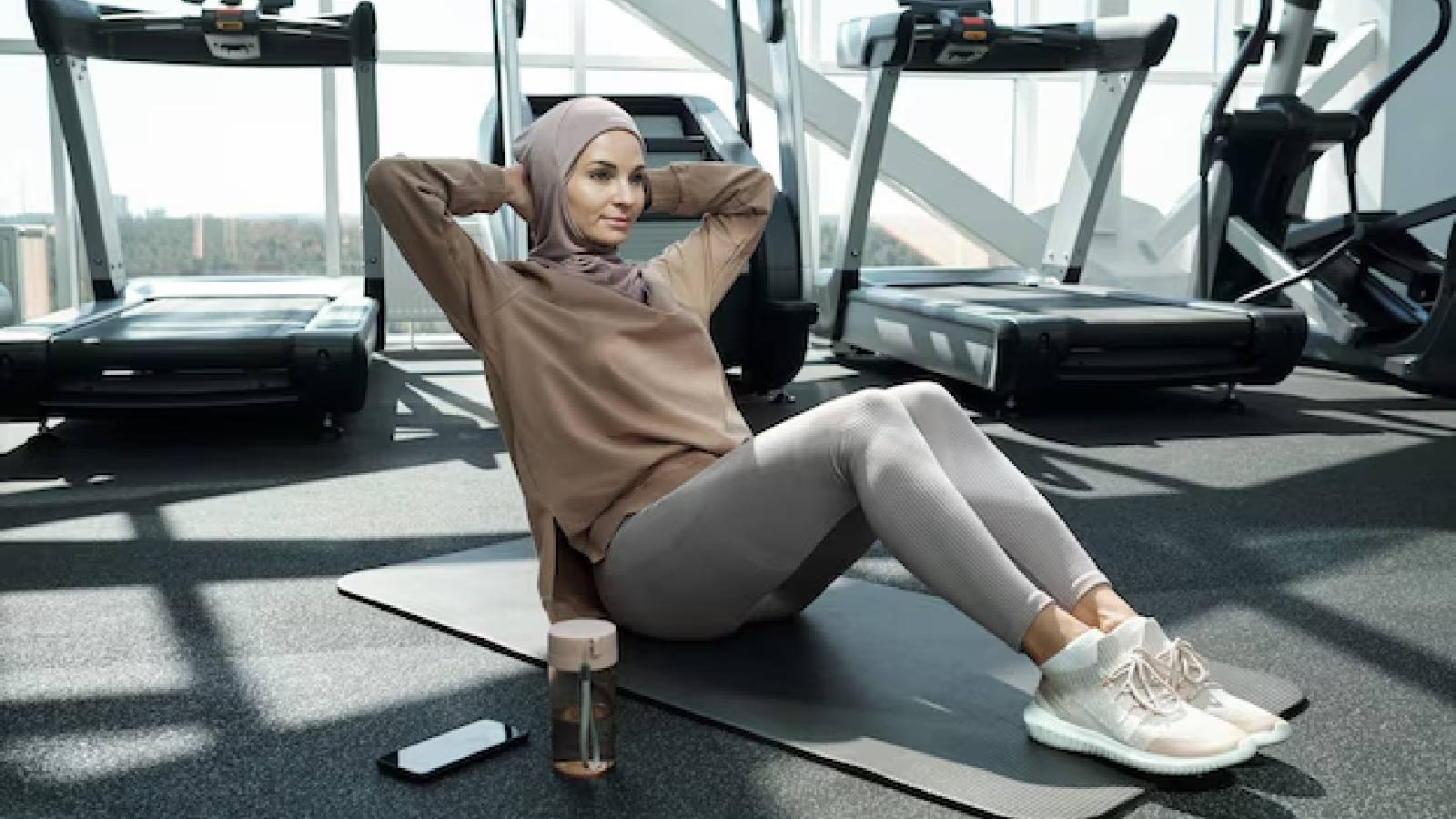 سيدة تمارس التمارين الرياضية في صالة الجيم