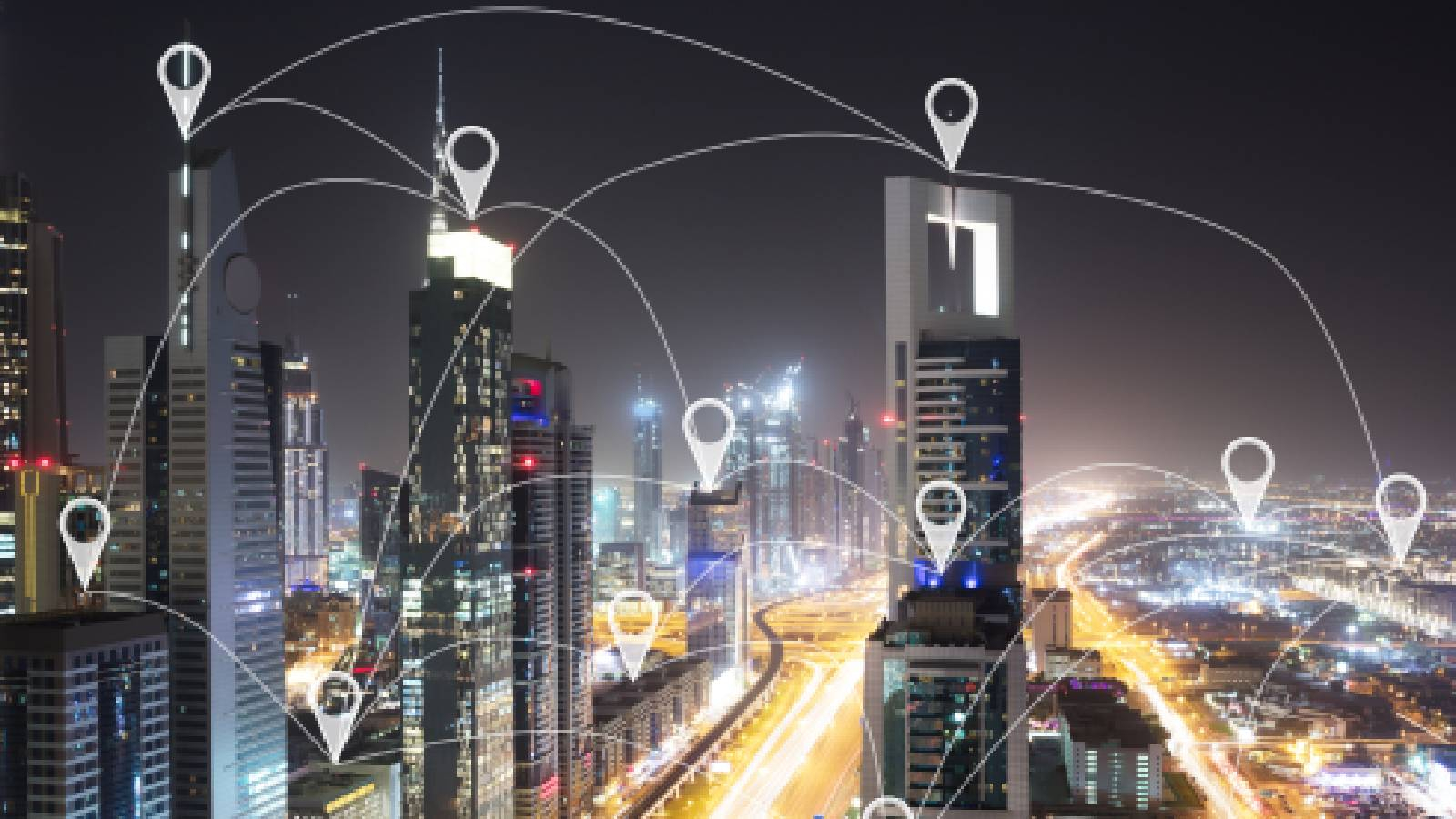 تظهر ابنية مدينة دبي الشاهقة و تصل بين قطاعاتها نقاط اتصال رقمية 