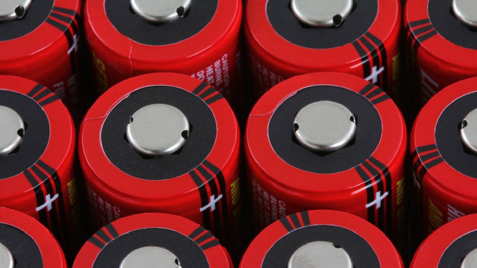 مجموعة من البطاريات لونها احمر
